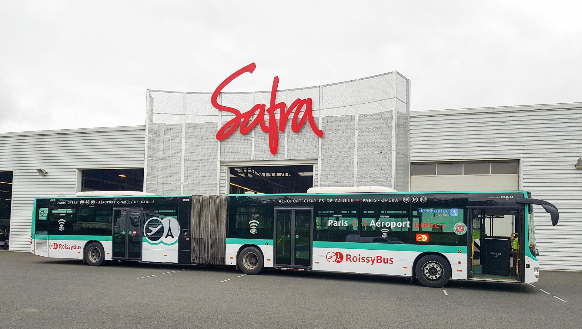 Bus Roissybus devant les locaux de SAFRA