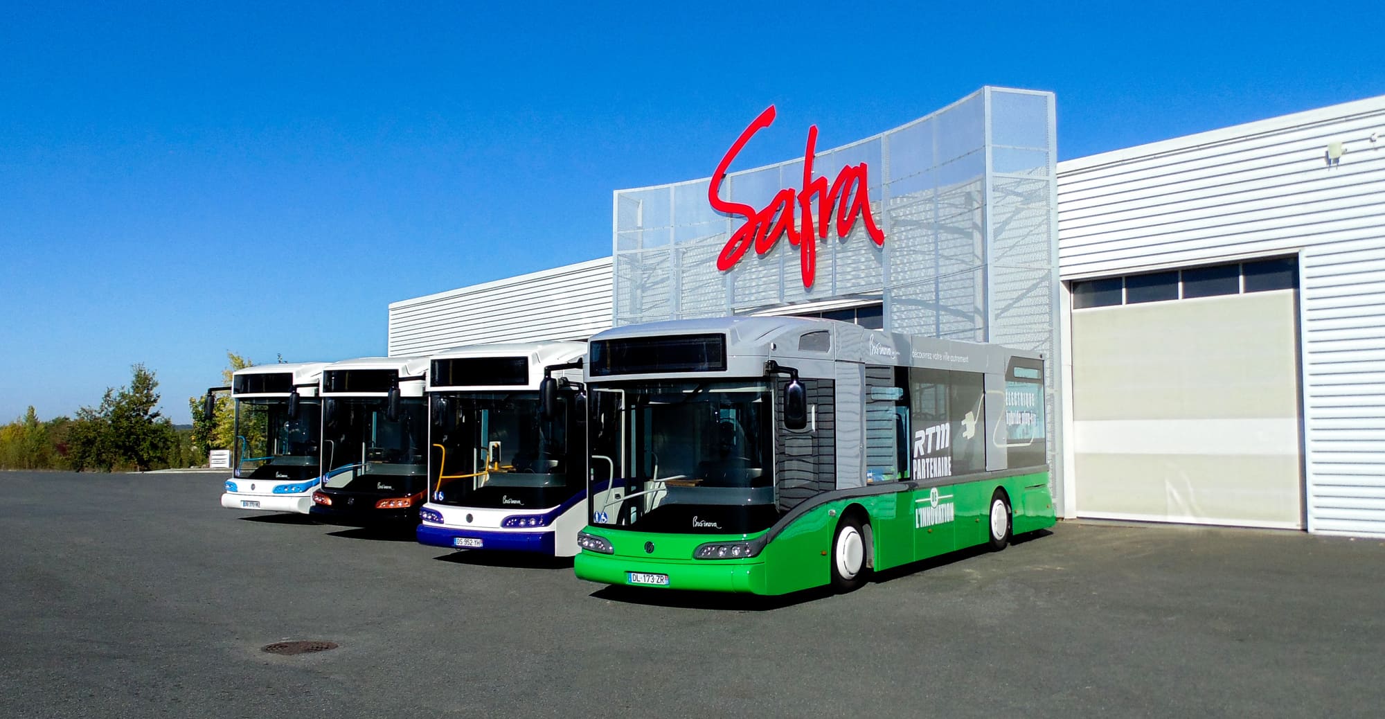 Flotte de bus Businova® davant les locaux de SAFRA