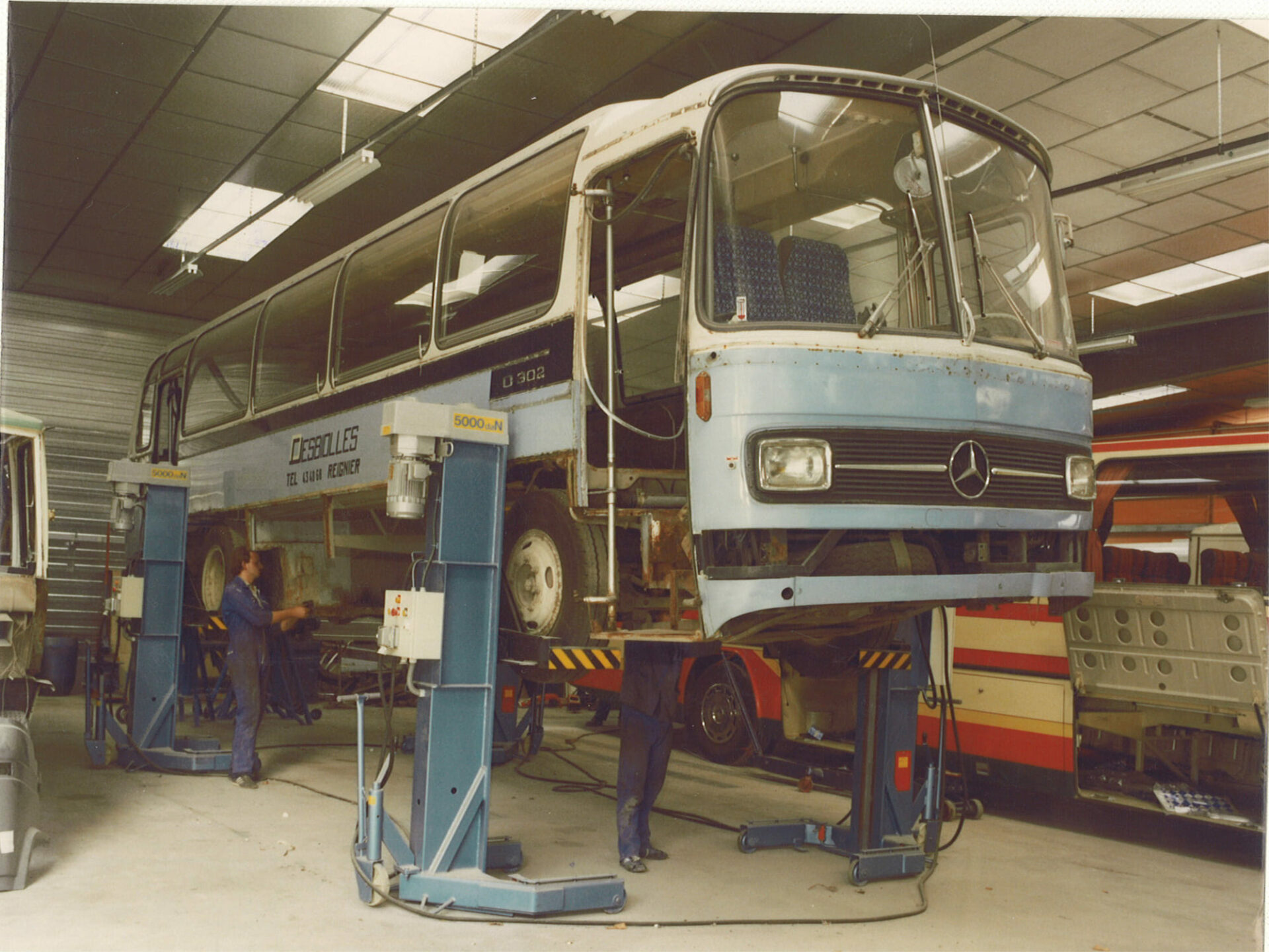 Histoire - History / Bus de 1981 dans un atelier de réparation