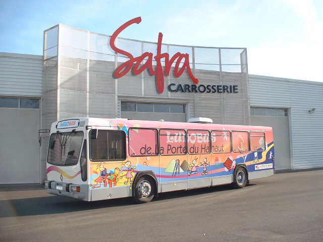 Bus Ludobus de la Porte du Hainaut devant les locaux de SAFRA Rénovation