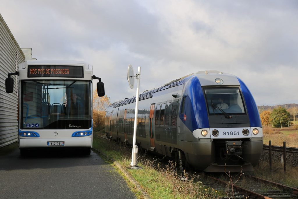 Histoire - History / Bus Businova hydrogène à côté du TER Occitanie