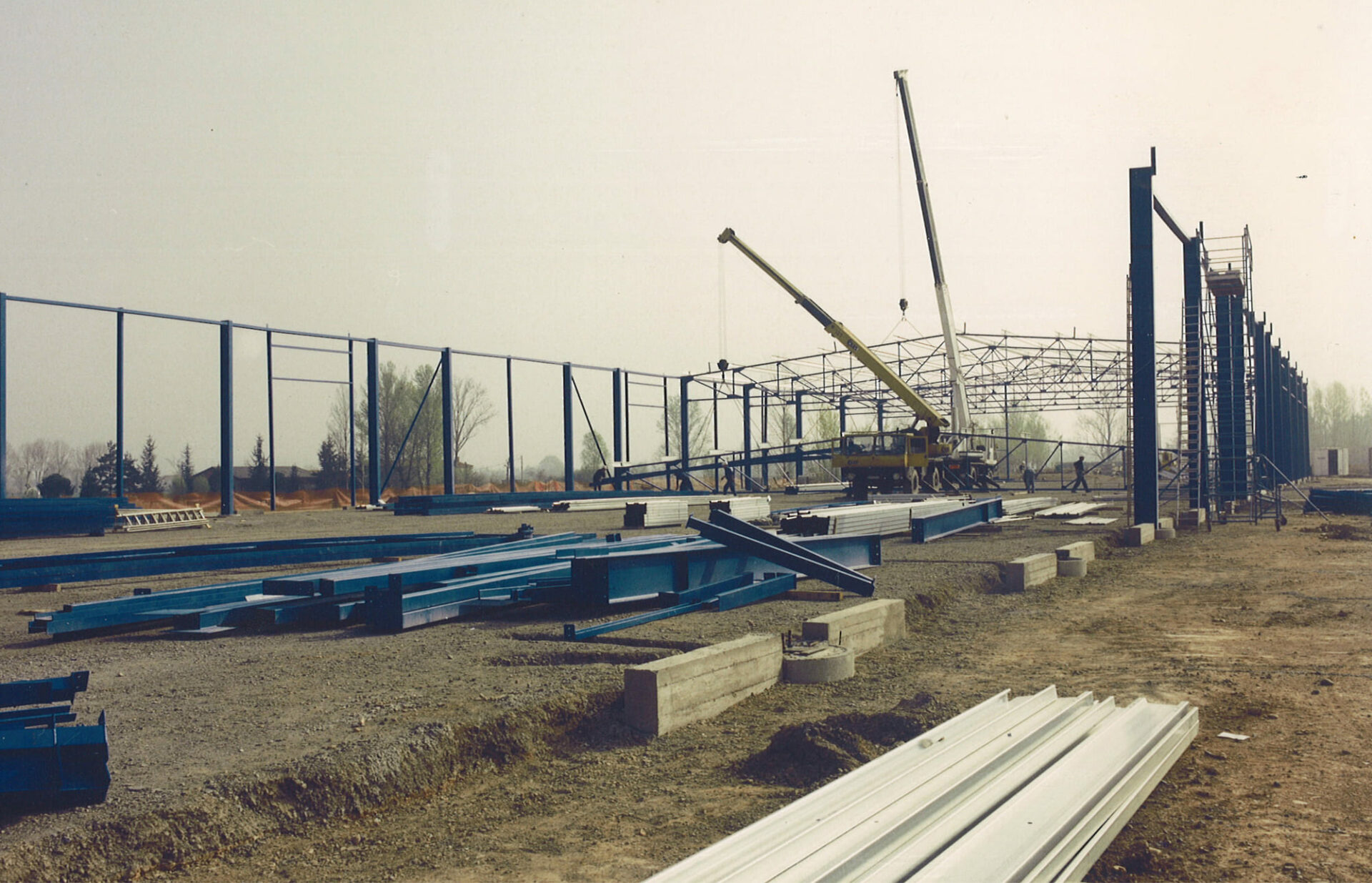 Chantier de construction du nouveau bâtiment dédié à l'activité carrosserie de SAFRA en 1995