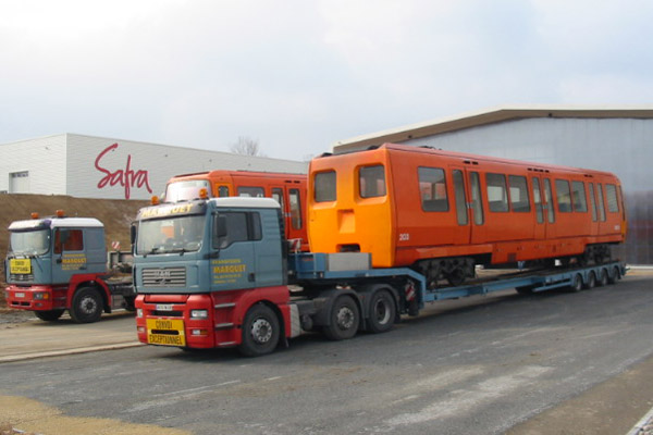 Histoire - History / Métro de Lyon devant les locaux de SAFRA Rénovation