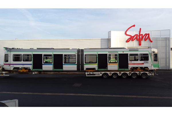 Histoire - History / Tramway de St-Etienne devant les locaux de SAFRA Rénovation