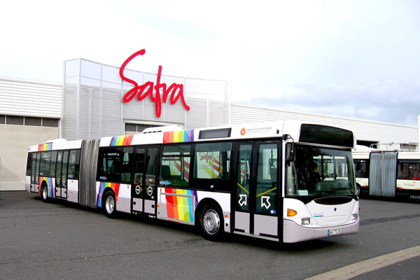 Bus articulé de la ville d'Angers devant les locaux de SAFRA Rénovation
