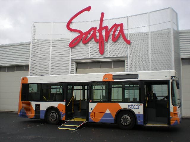 Bus de la ville de Roanne devant les locaux de SAFRA Rénovation