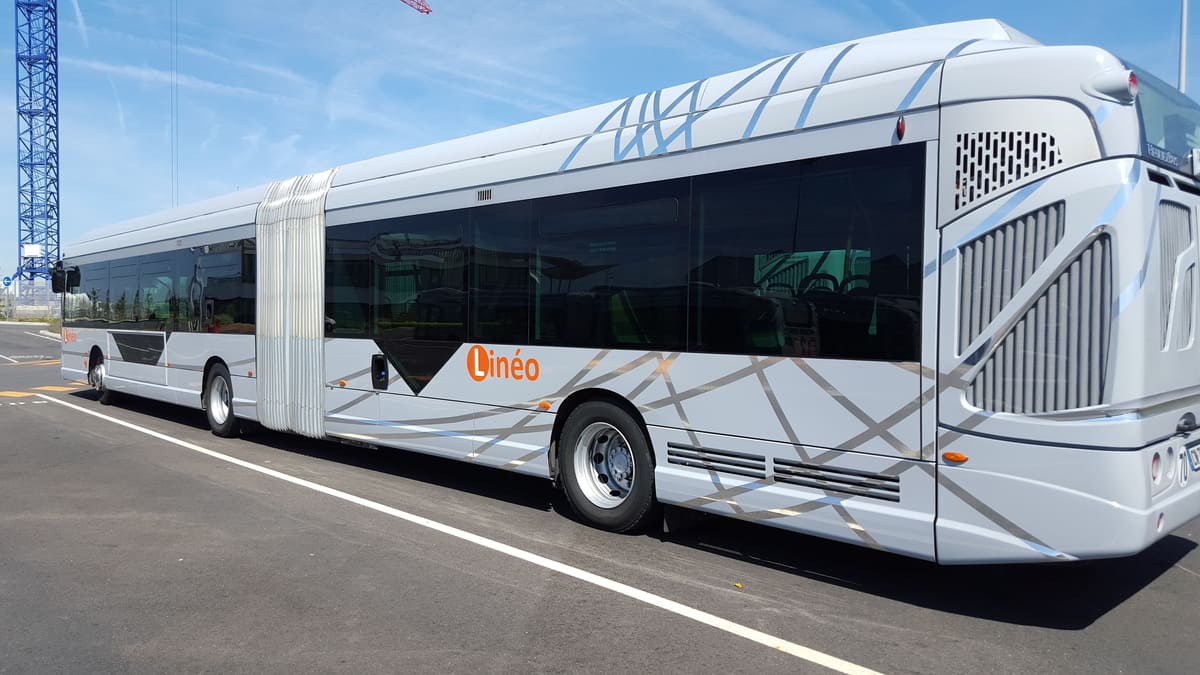 Bus de Toulouse gris rénové par SAFRA Rénovation