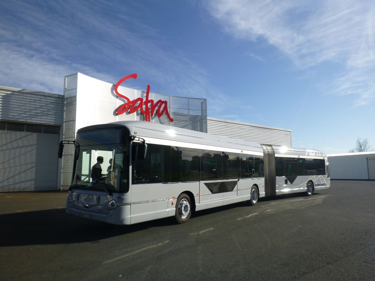 Bus de Toulouse gris devant les locaux de SAFRA Rénovation
