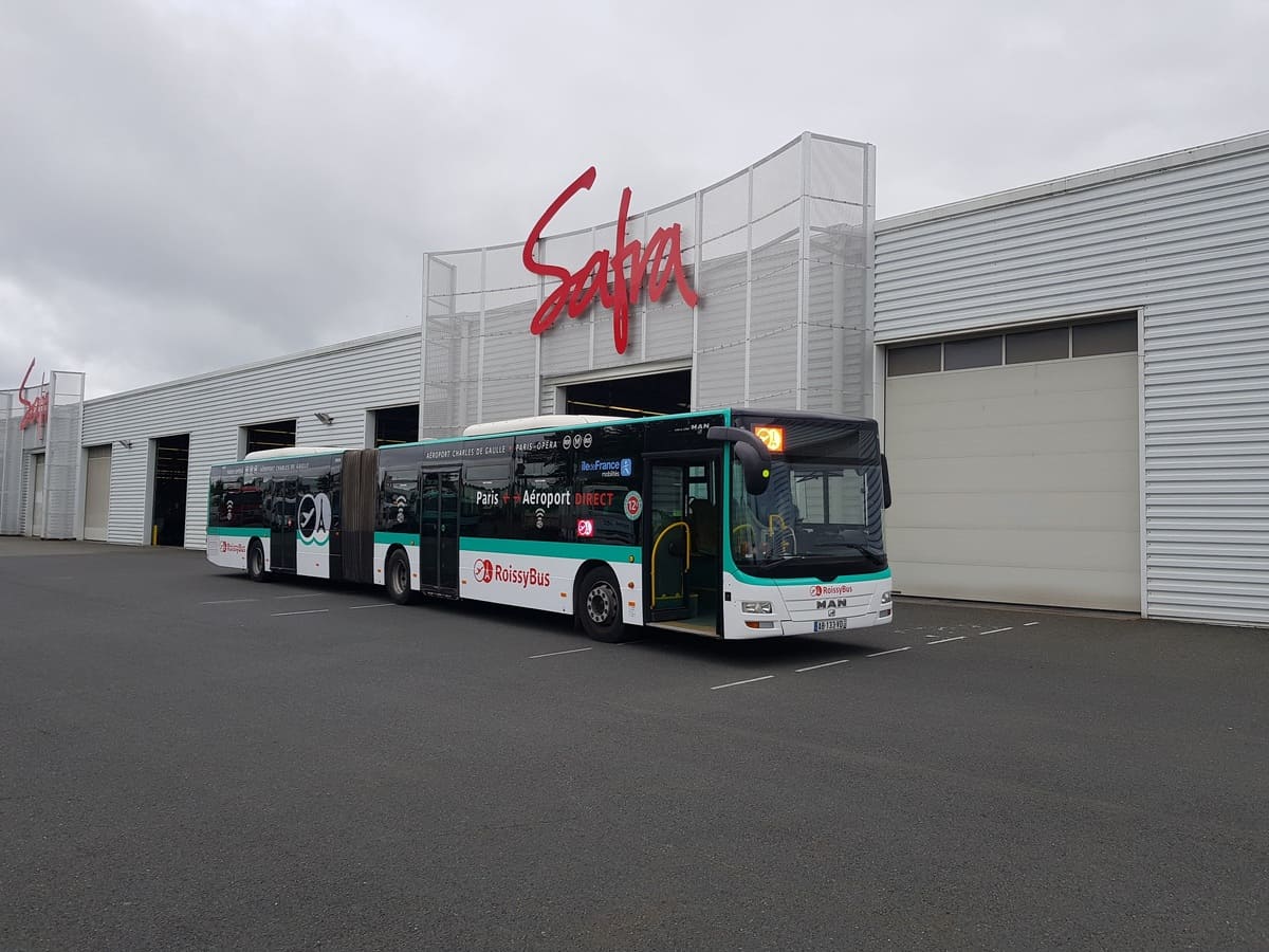Bus Roissybus devant les locaux de SAFRA Rénovation