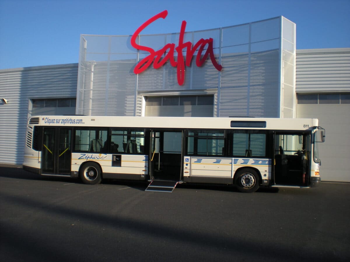 Bus de Cherbourg devant les locaux de SAFRA Rénovation