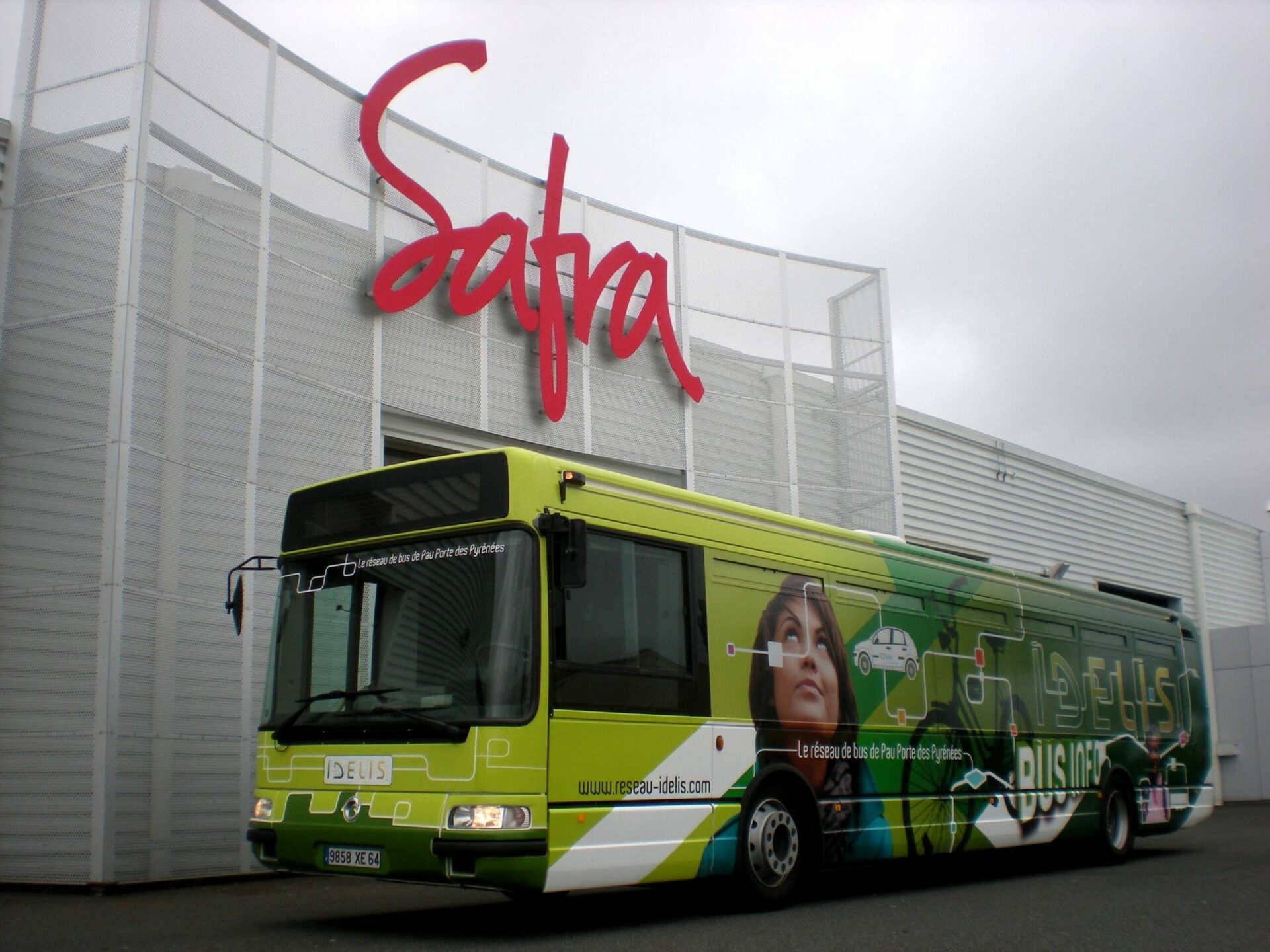 Bus Info de la ville de Pau devant les locaux de SAFRA Rénovation