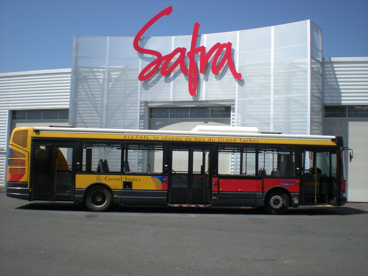 Bus de Tarbes devant les locaux de SAFRA Rénovation