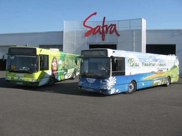 Deux bus de la ville de Vannes devant les locaux de SAFRA Rénovation
