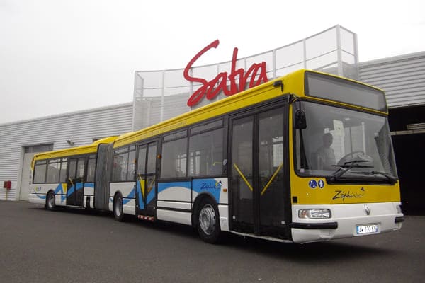 Bus articulé de la ville de Cherbourg devant les locaux de SAFRA Rénovation