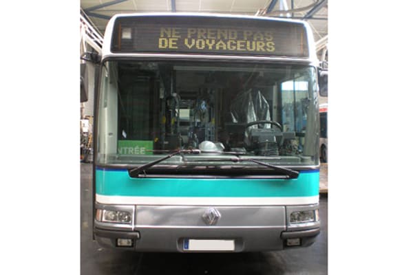 Face avant du bus de Rennes rénové par SAFRA Rénovation